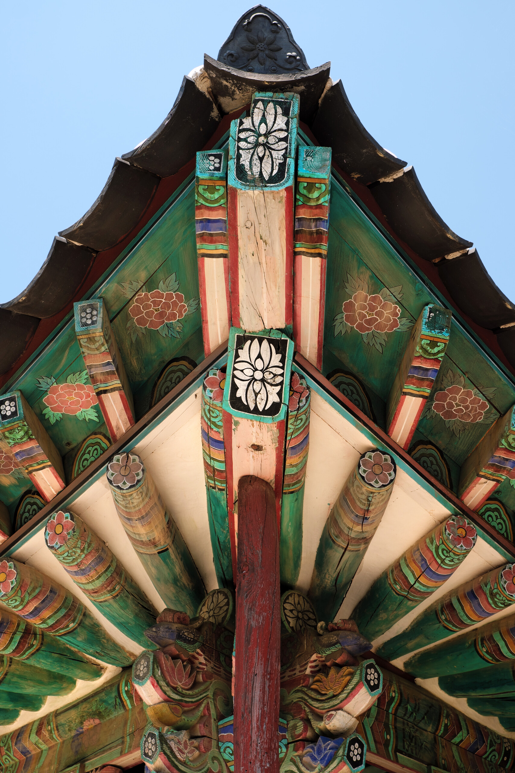 toiture traditionnelle d'un temple bouddhiste en Corée